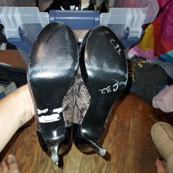 Cute sexy Guess heels.  Black and brownish snake skin pattern with a rounded toe - Picture 3 of 4